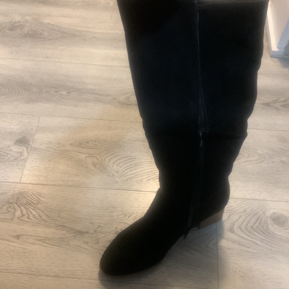 Knee-High Suede Black Boot with wooden block heel! Side zipper and elastic band - Picture 7 of 8